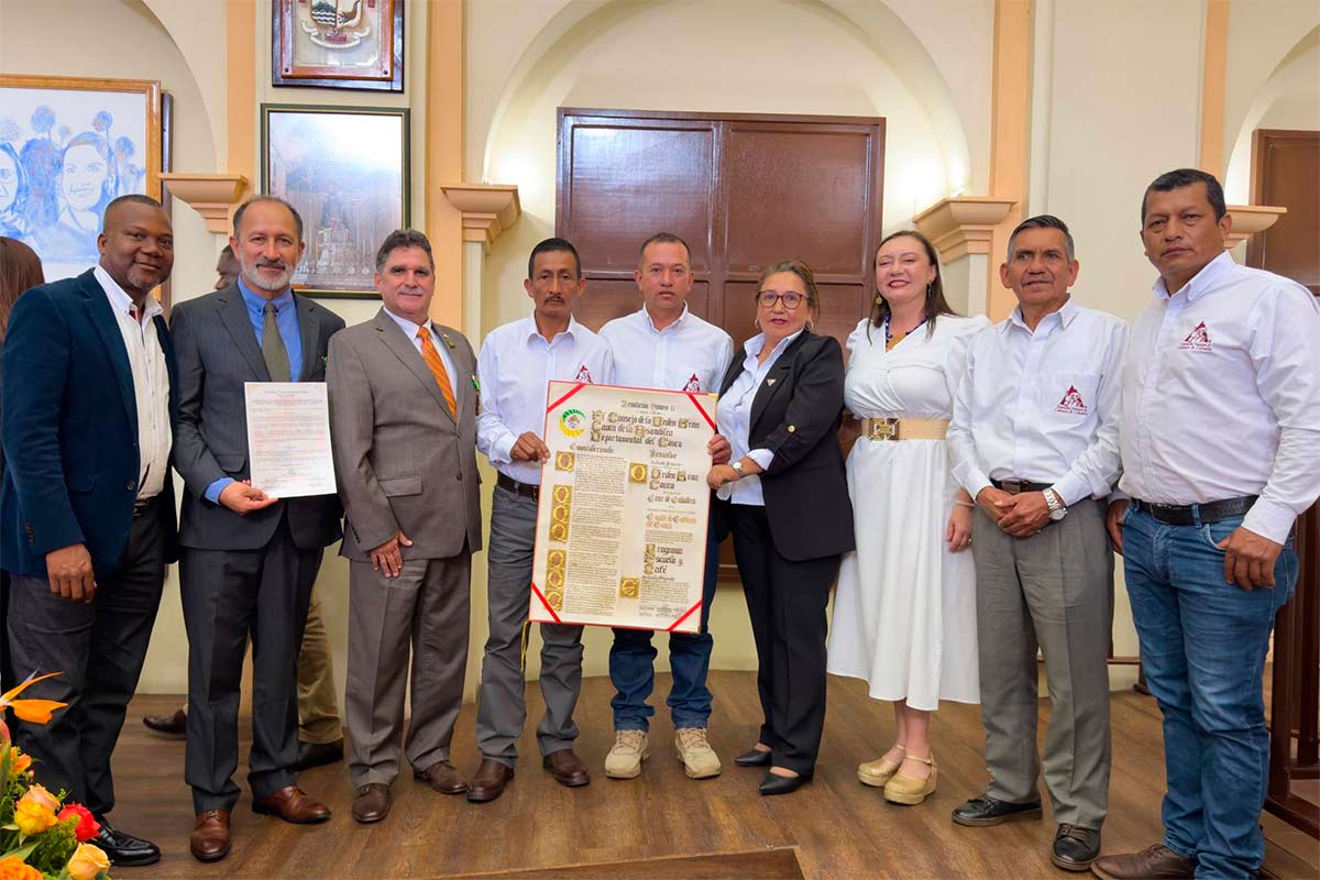Asamblea-entrega-'Orden-del-Gran-Cauca'-al-Comité-de-Cafeteros3 Asamblea-entrega-'Orden-del-Gran-Cauca'-al-Comité-de-Cafeteros3