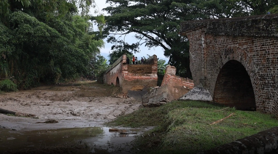 Colapso-de-puente-historico-en-Miranda-expone-abandono-del-patrimonio-en-Cauca.webp