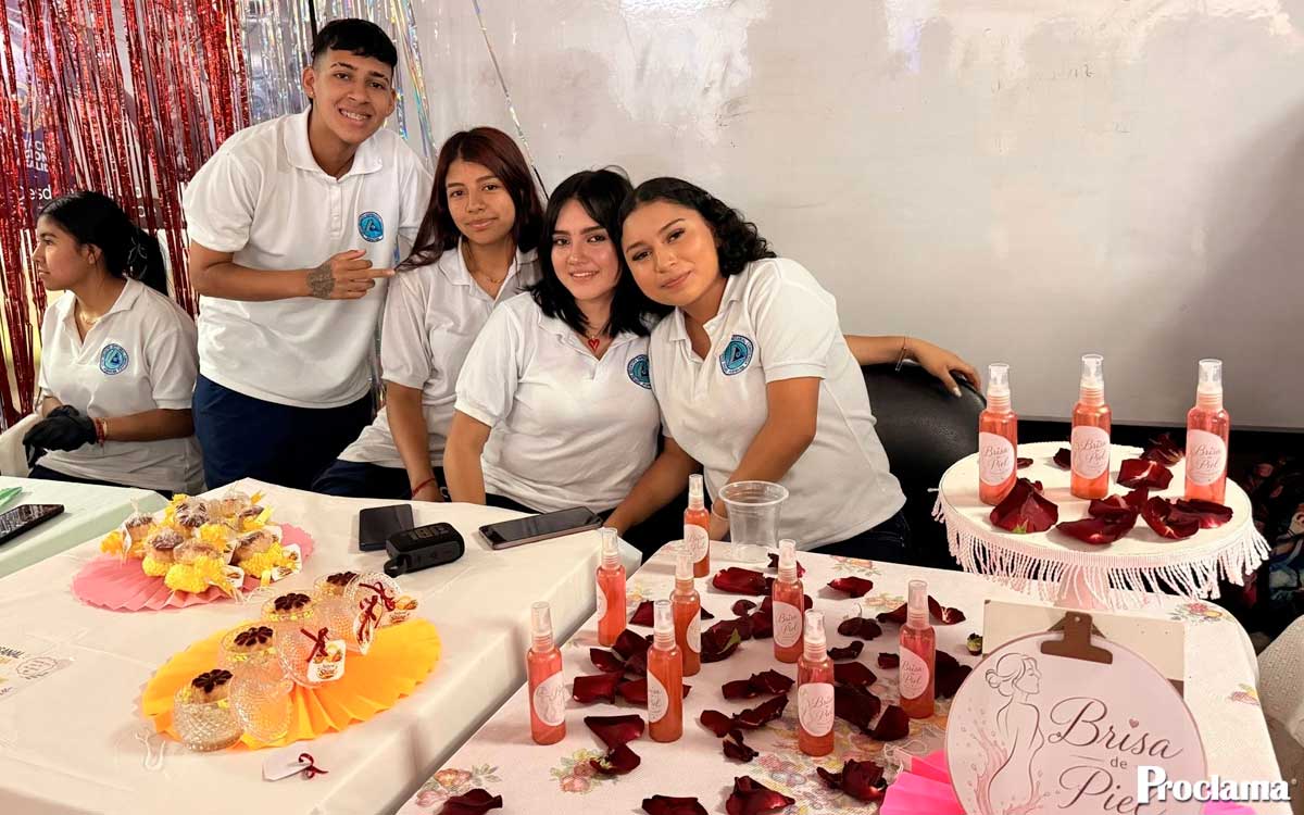 Comfacauca reúne estudiantes en feria de emprendimiento