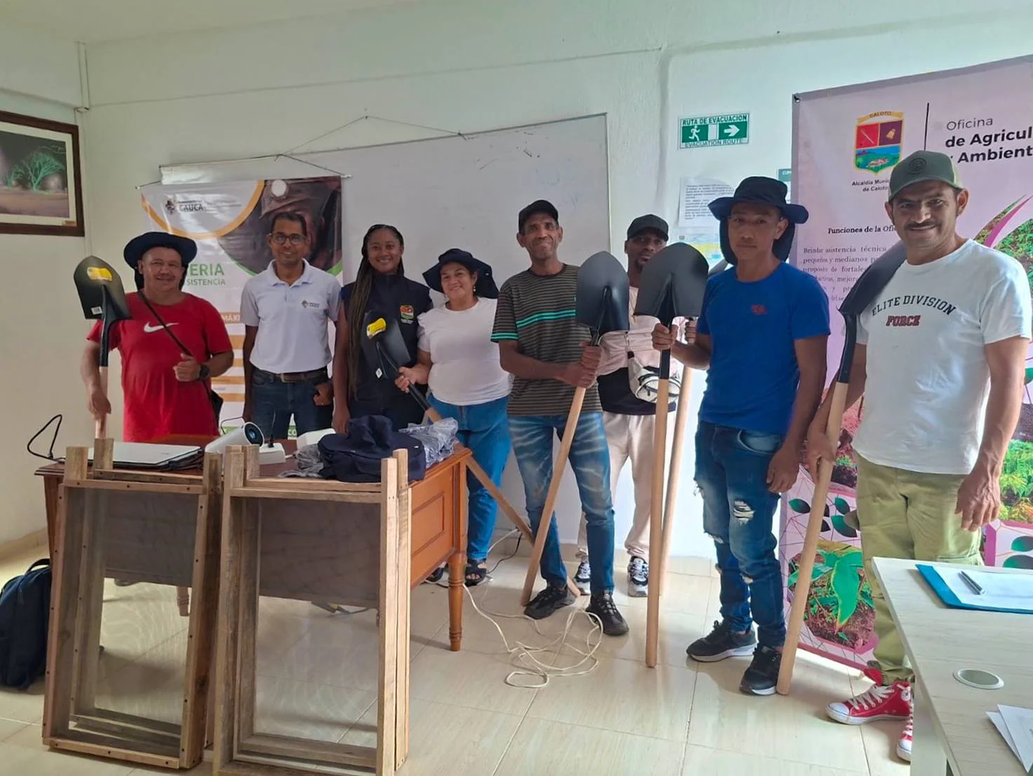 Entrega de elementos de protección personal y herramientas a mineros de subsistencia en Cauca para mejorar condiciones de seguridad en su trabajo
