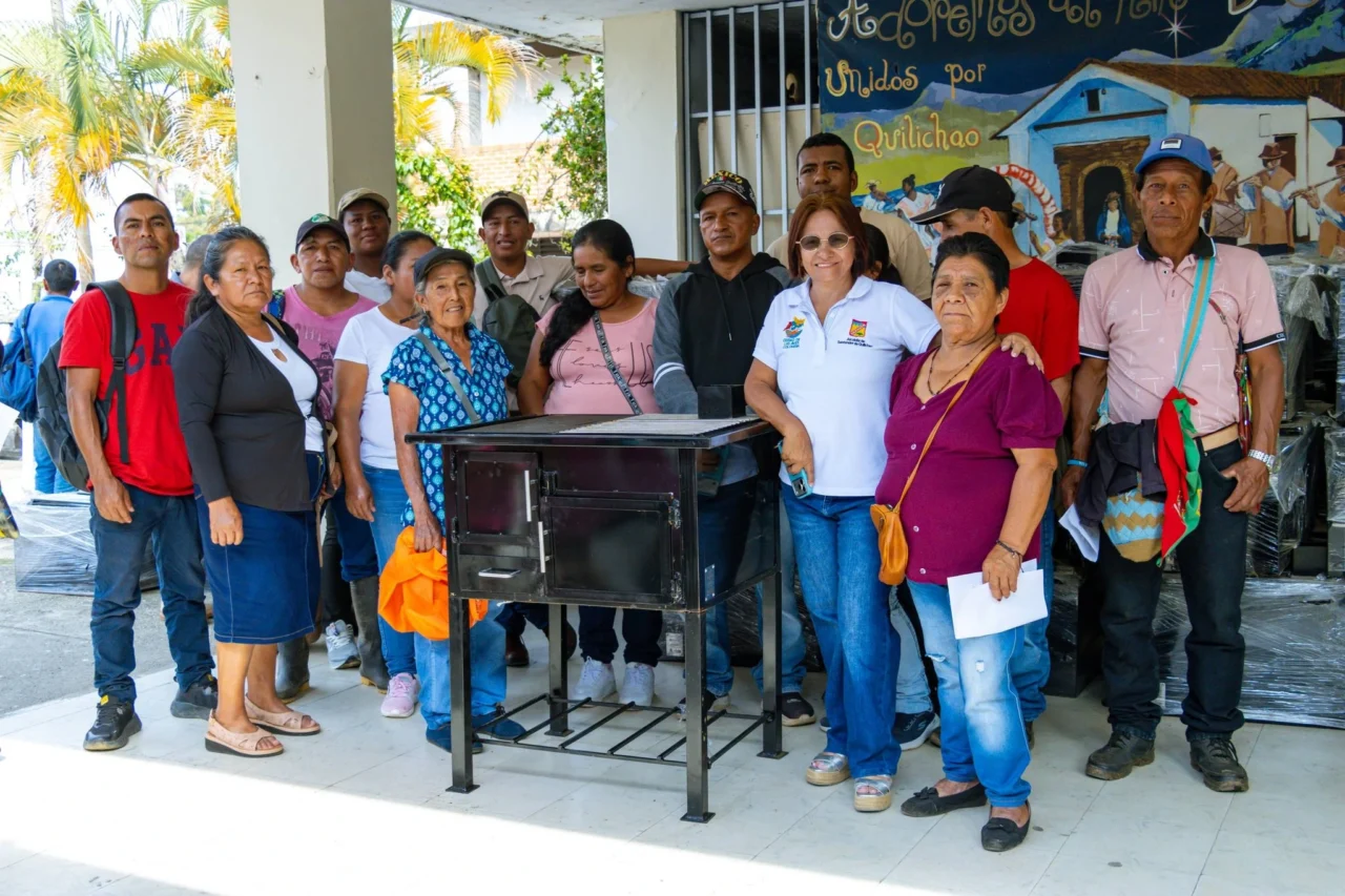Entrega de estufas ecoeficientes en Quilichao