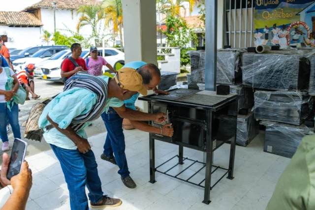 Entrega de estufas ecoeficientes en Quilichao