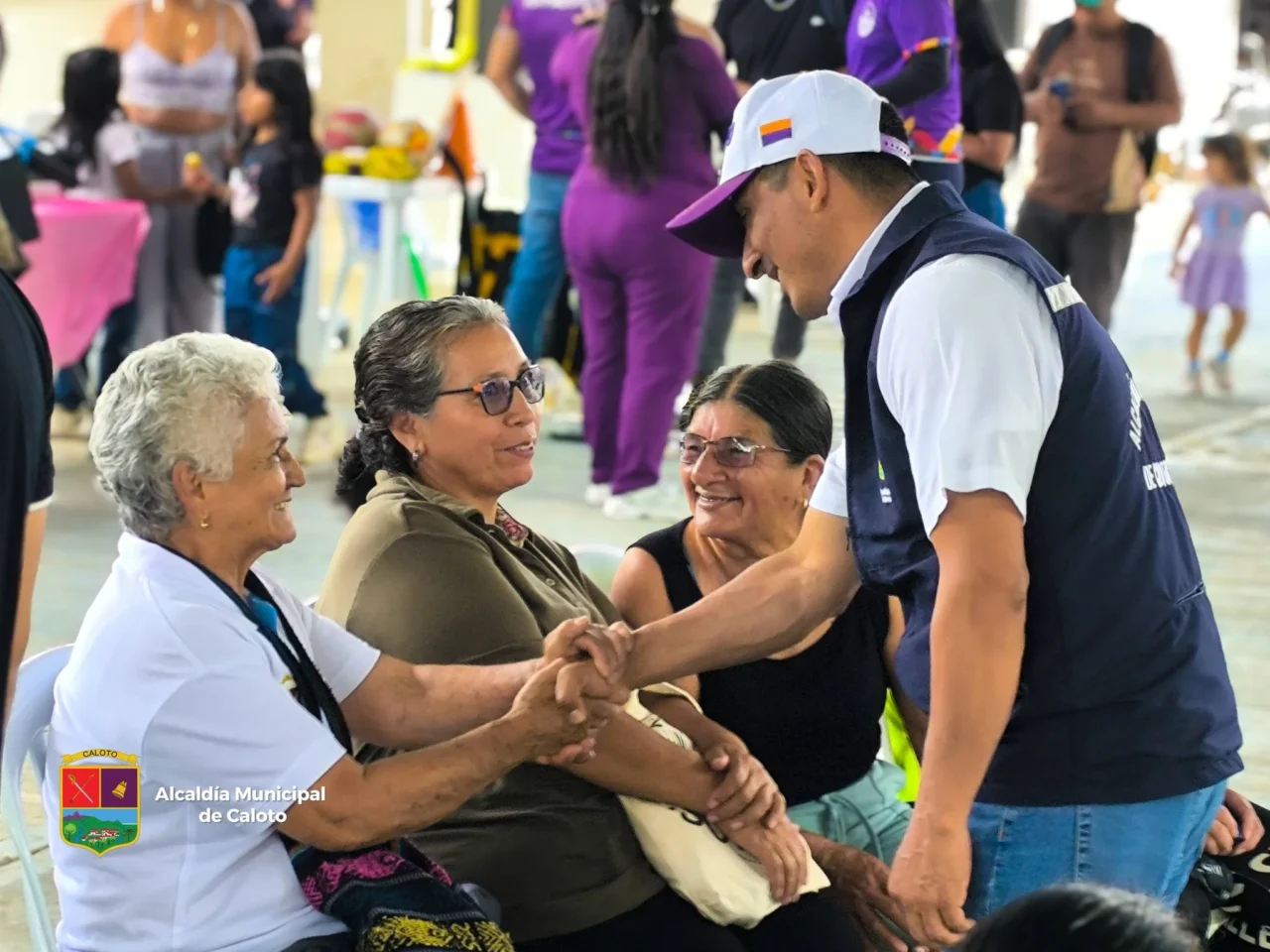 Funcionarios de la Alcaldía atienden a la comunidad durante jornada descentralizada en el corregimiento El Palo Funcionarios de la Alcaldía atienden a la comunidad durante jornada descentralizada en el corregimiento El Palo