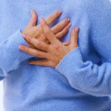 Paciente experimentando síntomas de infarto en mujeres mediante presión atípica en el pecho