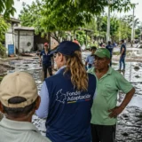 Funcionaria dialoga con comunidad tras emergencia por inundaciones