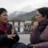 Mujeres conversan sobre política en plaza de Popayán con clima frío