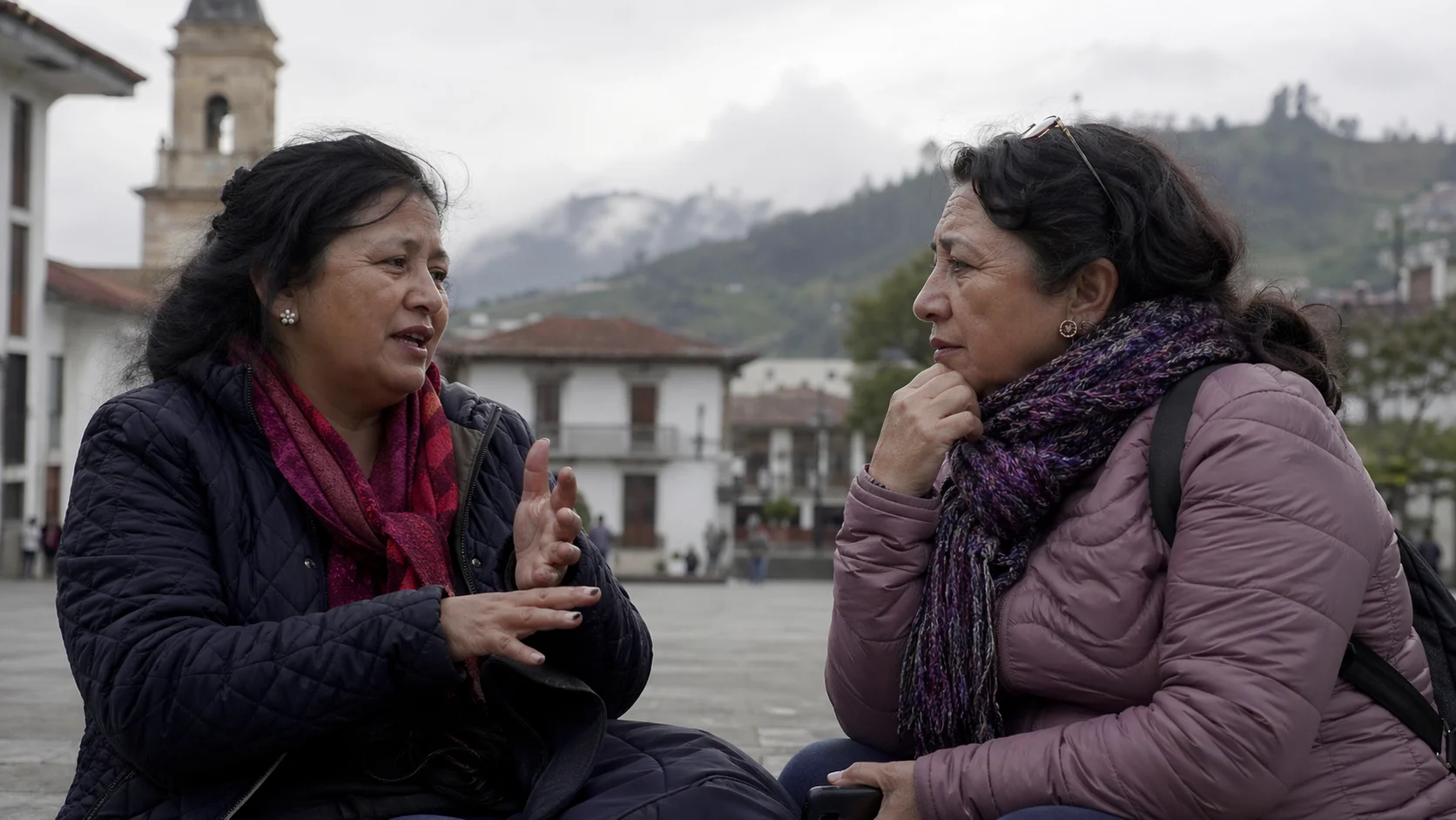 Mujeres conversan sobre política en plaza de Popayán con clima frío