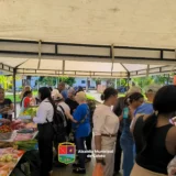 Mercado campesino en la plazoleta de Caloto con productores locales ofreciendo frutas, verduras, carnes y productos artesanales directamente a la comunidad