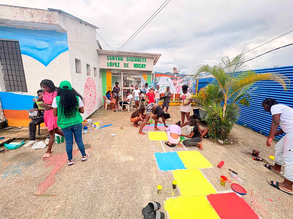 Ninos-y-jovenes-de-Lopez-de-Micay-pintan-la-paz-en-un-mural.jpg