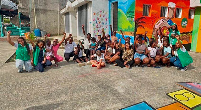 Niños y jóvenes de López de Micay pintan la paz en un mural Niños y jóvenes de López de Micay pintan la paz en un mural