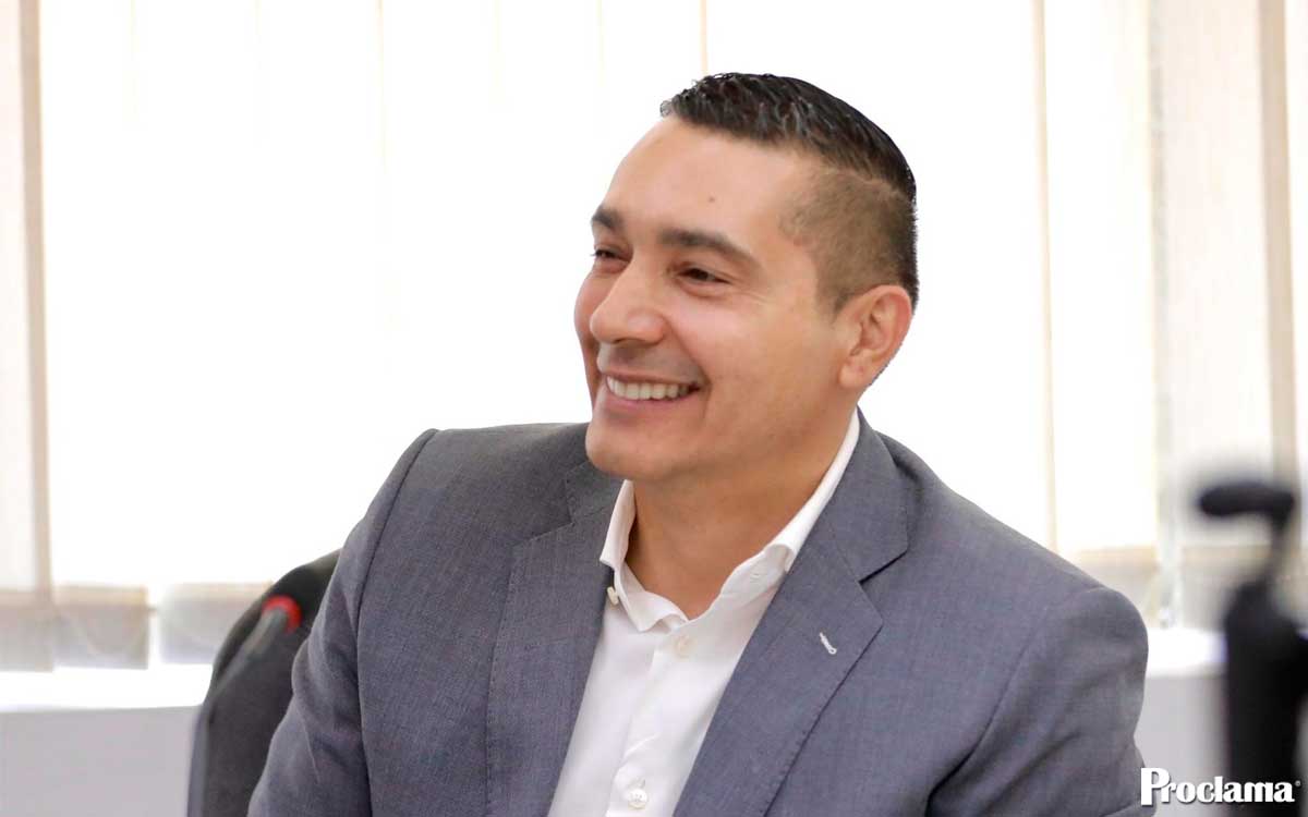 Octavio-Guzman-rendira-cuentas-ante-el-Macizo-Colombiano.jpg