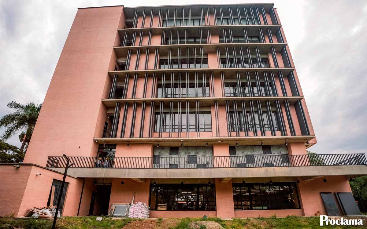Petro-inaugura-edificio-universitario-y-fija-meta-educativa