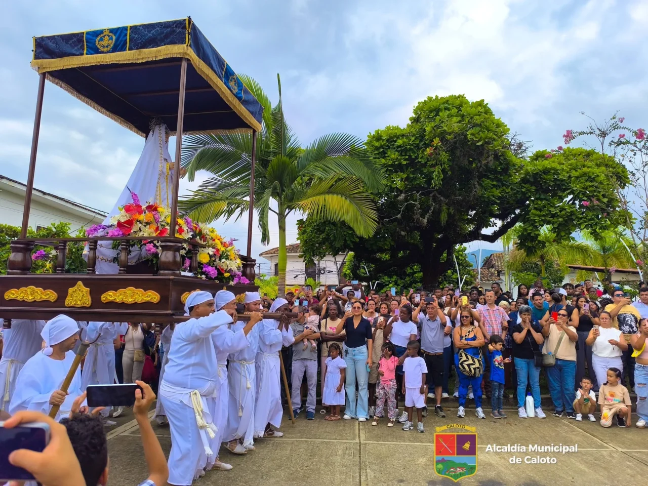 Procesiones y actos religiosos durante el Domingo de Resurrección en Caloto con participación de la comunidad y visitantes