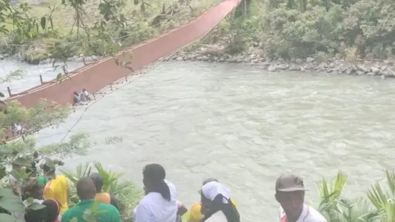 Puente peatonal colapsado en el corregimiento de San Marino, Bagadó, donde ocho personas resultaron heridas Puente peatonal colapsado en el corregimiento de San Marino, Bagadó, donde ocho personas resultaron heridas