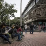 Personas leen frente a Biblioteca Pública Piloto Medellín