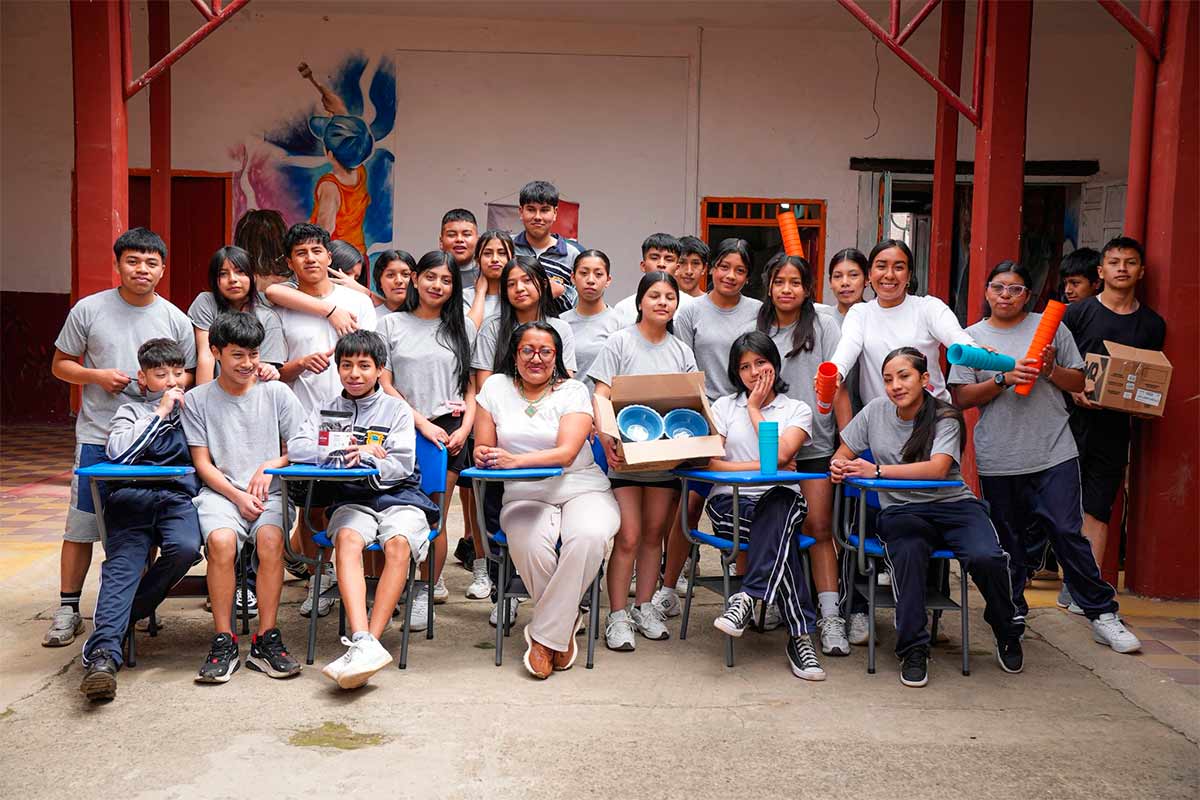 Silvia-entrega-dotacion-a-instituciones-educativas-urbanas-y-rurales.jpg