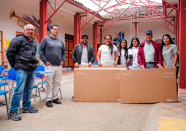 Silvia entrega dotación a instituciones educativas urbanas y rurales