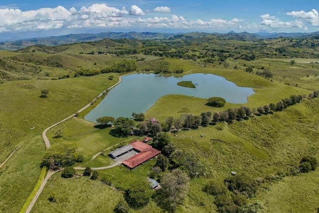 Tierras recuperadas del narcotráfico pasan a manos campesinas en el Valle Tierras recuperadas del narcotráfico pasan a manos campesinas en el Valle