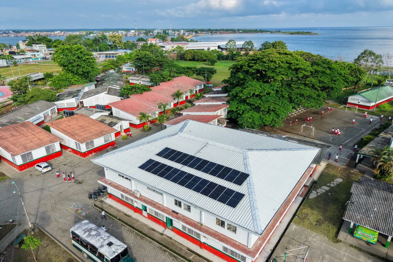 Tumaco-instala-energia-solar-en-colegios-publicos-Foto-02-1280x853.webp