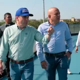 El alcalde Alejandro Eder inspecciona la pista del patinódromo de Cali tras la muerte del patinador Juan David Ruiz