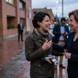 Periodista colombiana ríe con figura política en Bogotá; ética y poder.