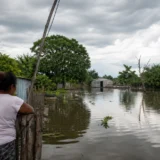 Mujer observa inundación en vivienda rural de La Mojana