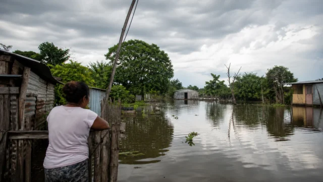 Mujer observa inundación en vivienda rural de La Mojana