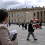 Mujer con documentos observa plaza política en Bogotá