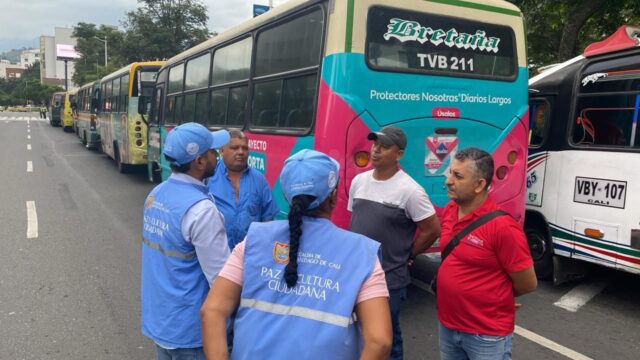 Bloqueos de transportadores complican la movilidad en Cali; habilitan un carril en el CAM