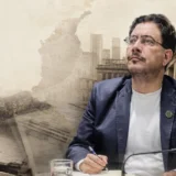 Dirigente político ante documentos, mapa de Colombia y contexto institucional