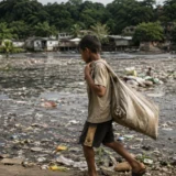 Contaminación y residuos en un río de comunidad amazónica colombiana