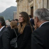 Asistentes a ceremonia política y religiosa frente a la Catedral Primada en Bogotá