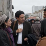 Dirigentes y ciudadanos conversan en una calle de Bogotá durante jornada política.