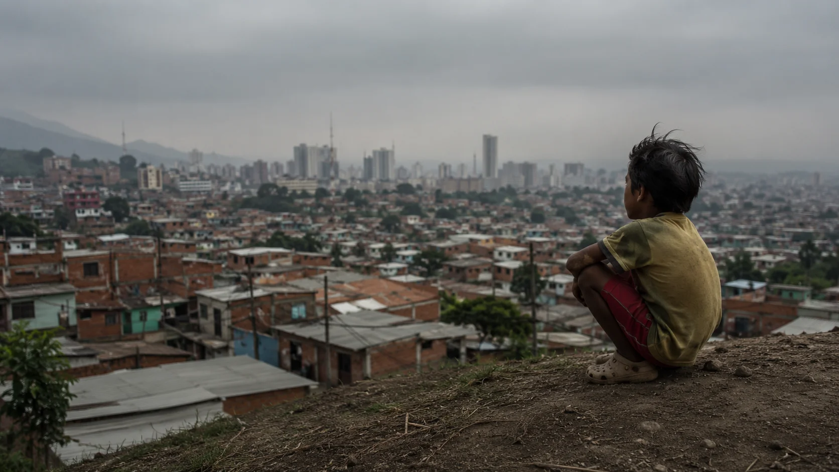 Niño observa periferia urbana bajo cielo gris