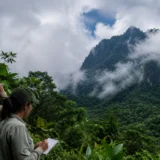Investigadores observan el cerro Torrá en el Valle del Cauca