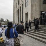 Ciudadanos esperan frente a edificio judicial en Colombia