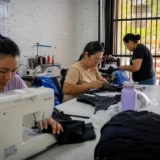 trabajadoras confeccionan prendas en taller textil formal