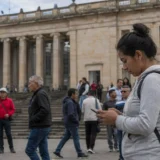 Ciudadanos consultan información electoral en Bogotá durante campaña presidencial 2026
