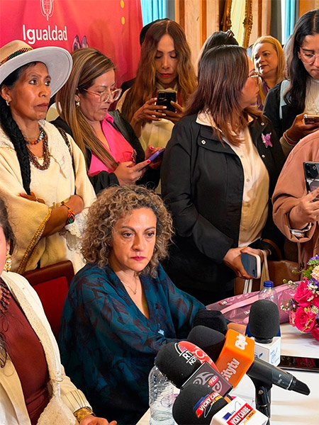 Fondo 'No Es Hora de Callar' abrió convocatoria para mujeres periodistas Fondo 'No Es Hora de Callar' abrió convocatoria para mujeres periodistas