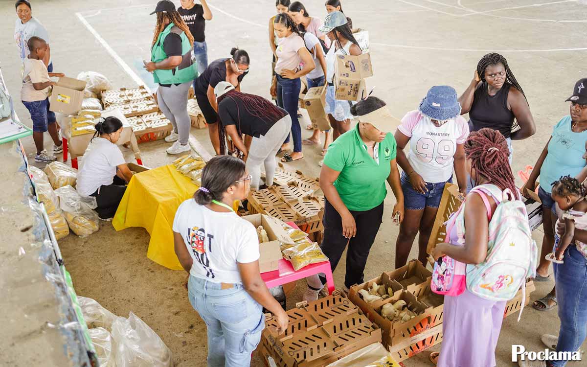 Fundación Nadeco entrega aves a 917 familias