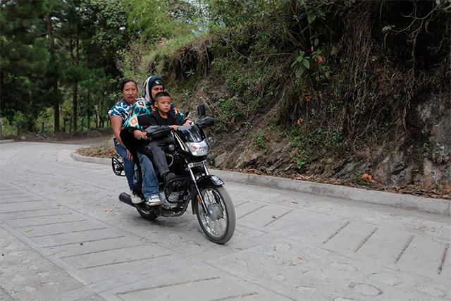 Gobernador del Cauca entrega nueva placa huella rural en Rosas