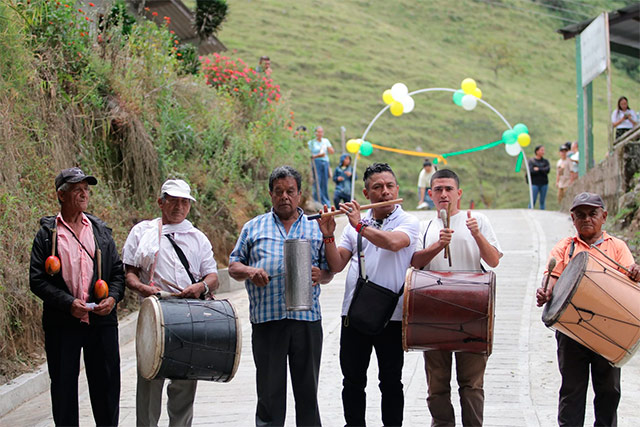 Gobernador del Cauca entrega nueva placa huella rural en Rosas