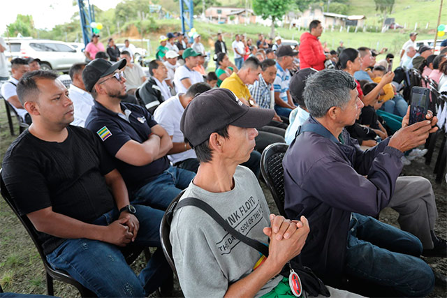 Gobernador del Cauca entrega nueva placa huella rural en Rosas