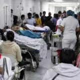 Pacientes esperan atención en pasillo de hospital saturado en Colombia