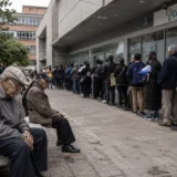 Fila de ciudadanos frente a oficina de pensiones en Colombia