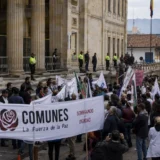 Manifestación política frente al Congreso de Colombia durante debate de paz