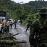 Retén militar en zona rural del Cauca con civiles y vehículos