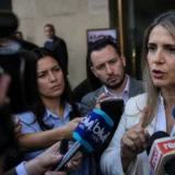 Paloma Valencia habla ante periodistas en rueda de prensa en Colombia