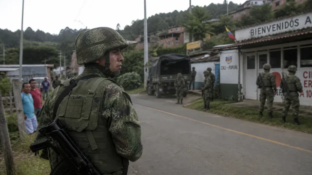 Presencia militar en vía rural del Cauca