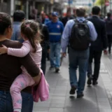 Mujer trabaja en fábrica metalúrgica en entorno industrial colombiano